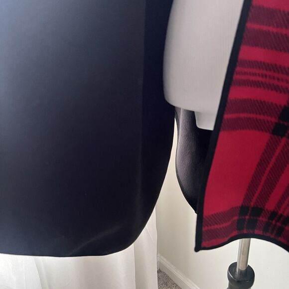 Woolrich Red & Black Plaid Super Soft Luxurious Fleece Style Wrap - One Size - Picture 3 of 8